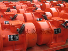 YZS振動(dòng)電機(jī)：加裝防護(hù)外殼，密封性強(qiáng)不易損壞。