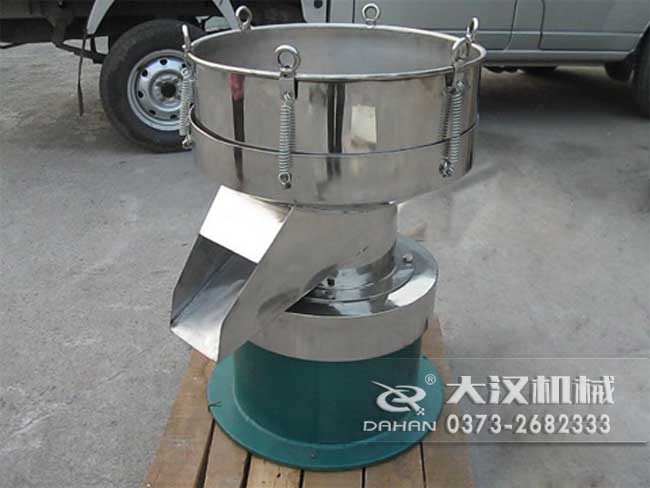 涂料振動(dòng)篩由：框體，振動(dòng)斗，出料口，振動(dòng)電機(jī)底座等部件組成