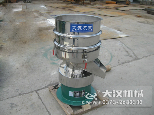 涂料過濾振動(dòng)篩：利用振動(dòng)電機(jī)的振動(dòng)力帶動(dòng)物料在篩網(wǎng)上進(jìn)行篩分，從而利用篩網(wǎng)孔徑的大小不同，完成涂料的分級(jí)，除雜等篩分目的。