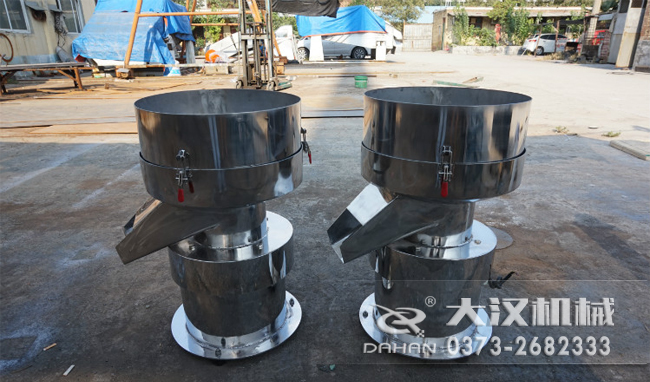 不銹鋼涂料振動(dòng)篩是一種比較受用戶歡迎的產(chǎn)品之一，主要優(yōu)勢(shì)耐酸堿，不生銹，使用壽命長(zhǎng)。