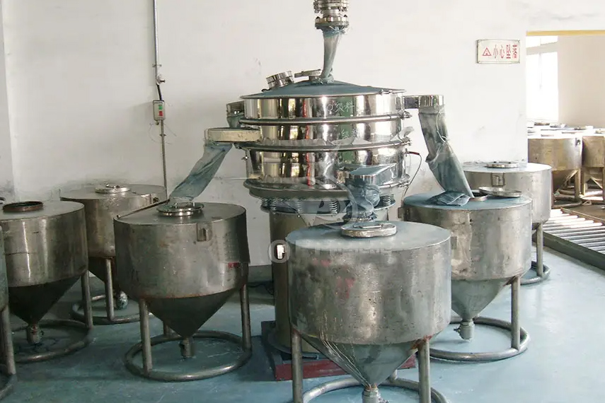 振蕩篩主要特點(diǎn)：換網(wǎng)容易，全封閉模式粉末不飛揚(yáng)，可連續(xù)作業(yè)