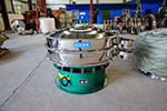 1200型三次元振動(dòng)篩，產(chǎn)量可達(dá)2100kg/h。